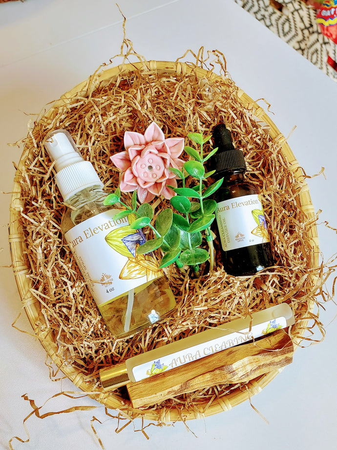 Aura Elevation 3-piece set. Lift your spirit with the invigoratihing fragrance of ginger , citrus and other bright notes. the ratan oval tray make beautiful decore for your home.  Thecontains room cleansing spray, difuser oil, and fragrance roller. 